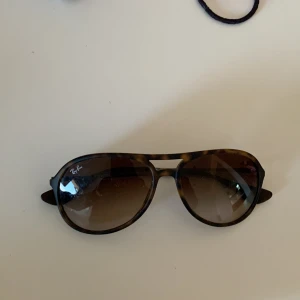 Rayband Alex glasögon  - Ett par schyssta Rayband glayor som har använts en sommar skick 8,5/10 ny pris 1699 mitt 400 kan gå ner lite i pris vid snabb affär 