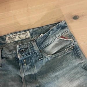 Blå jeans från replay - Säljer ett par klassiska blå jeans från replay. De har en snygg, sliten look med ljusare nyans och är i en straight passform. strl 29