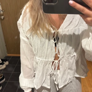 Knyt blus - Säljer denna söta knyt topp från Gina tricot 🤍den är i fint skick 