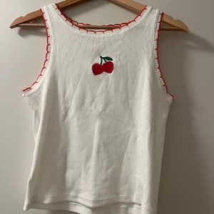 Topp - Säljer denna söööta toppen från zaras barnavdelning. Passar mig som har M, men sitter lite tight i armhålorna därför jag säljer. Skulle säga att den passar en som har mellan S och M perfekt. Asså som en topp, där magen syns liiite inte så jättemycket