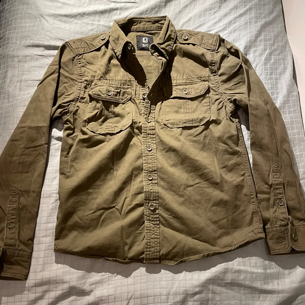 Hej, säljer nu en tvär fett overshirt i färgen grön. Den är helt ny, utan defekter. Den är är tillverkad av 100% bomull. Perfekt till hösten. Hör gärna av er för mer information eller bilder. . Jackor.