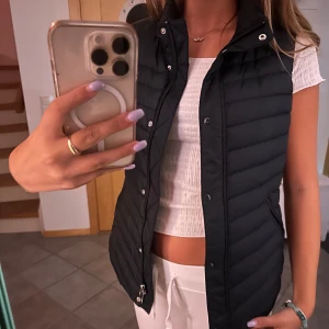 GANT väst - Mörkblå GANT väst, knappt använd Funkar både S och M