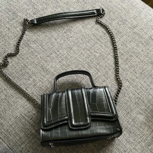 Zara väska - En liten väska från zara som inte är så mycket använd🤗