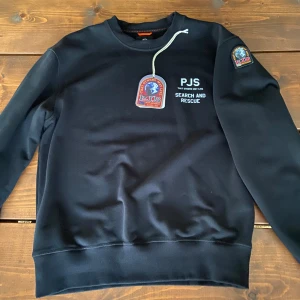 Parajumpers sweatshirt - Köpt från Farfetch.  Inga defekter  Ny pris 5.6k Nyskick. Storlek M