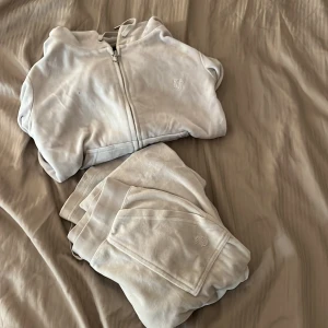Juicy set - Ett jättefint ljusgrått juicysätt som endast är använda ett fåtal gånger. Helt som nya! I storlek M på byxorna och S på överdelen. Skriv för fler bilder mm.💕