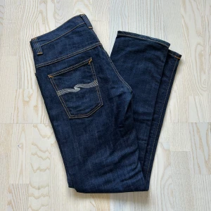 Nudie Jeans thin Finn - Nudie Jeans av modellen Thin Finn | Storlek: 33/32 - Skicket på jeansen är Mycket bra utan defekter - skulle säga den är nästan Ny utan Prislapp! - Mitt pris: 545 - Nypris: 1599kr