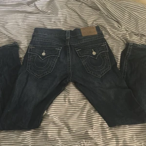 Feta roccos true religion - Coola trueys från min kille som han vill sälja för han it använder dem längre, pris kan diskuteras 