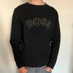 Boss sweatshirt - Säljer min boss tröja som är använd ett fåtal gånger, nypris 1699kr, skick 9/10🌟 storlek M,  skriv om ni har frågor eller vill ha fler bilder❗️