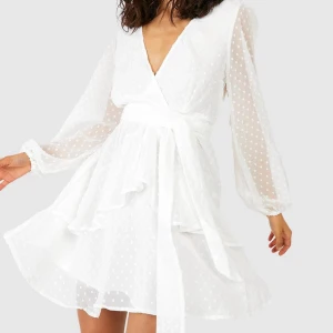 Vit klänning - Superfin klänning ifrån Boohoo. Aldrig använt, prislapp finns kvar på. Säljer den pågrund av att den inte passa💕