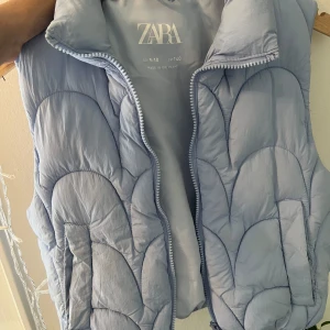 Zara väst  - En väst färgen är fin och den passar fint på änvände den ett par gånger. Men den är i bra skick 