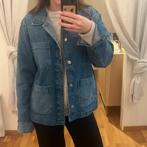 Jeansjacka  - Oanvänd jeansjacka från Cubus  Storlek M, lite oversize på mig som normalt bär s Köpare står för frakt 💞 