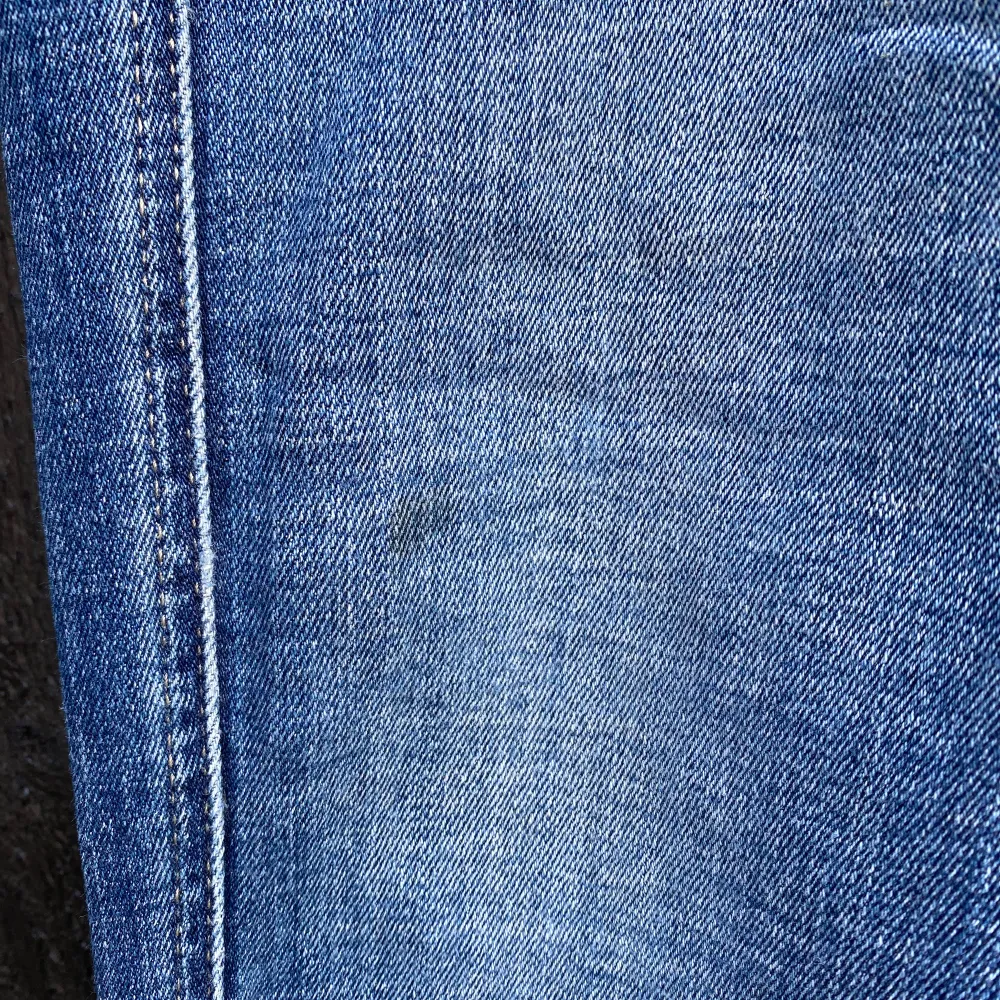 Säljer ett par blåa replay anbass i storlek 33/30. Säljes i befintligt skick!  Nypris 1999kr Mitt pris 549kr. Jeans & Byxor.