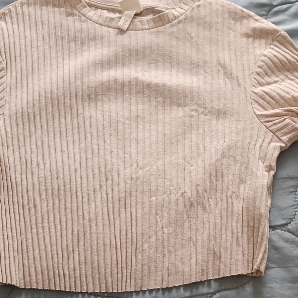 Säljer min vit/beige tröja storlek S med bra skick från H&M. T-shirts.