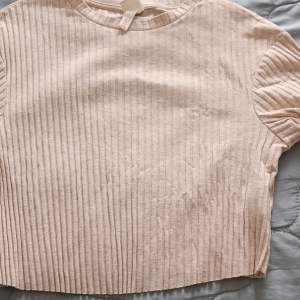 Säljer min vit/beige tröja storlek S med bra skick från H&M