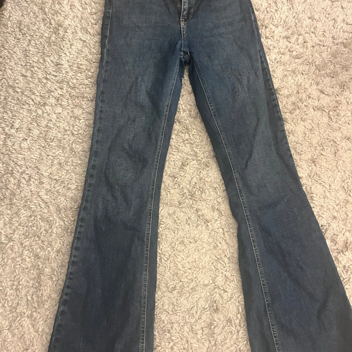 Utsvängda mörkblåa jeans - 90