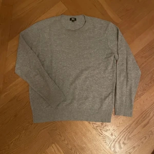 Kashmir tröja - Säljer min 100% Kashmir tröja från uniqlo i bra skick. Köpt från Uniqlo butiken i Stockholm för 1300kr, mitt pris: 599! Skriv till mig vid frågor och funderingar 