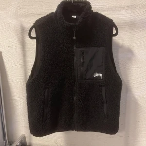 Stussy fleece väst - Fleece väst från stussy i storlek S. Helt oanvänd därför cond 10/10. Nypris 2000