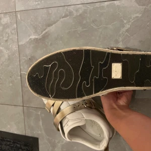 Valentino sneakers  - Så snygga och unika sneakers från Valentino i storlek 38. Sjukt bra skick, de går att tvätta och få ännu fräschare. Väldigt unika inte många har denna modell. Köpta på Vestiaire collective från ca 2500kr.💛