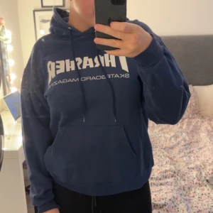 Thrasher hoodie - Säljer denna Thrasher hoodie i mörkblått ❤️använd men både tryck och skick är super fint!