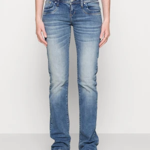 Ltb jeans valerie - Säljer mina ltb jeans då de inte kommit till användning, därav väldigt bra skick. Byxorna är uppsprättade och därav sänkt pris. Nypris 900kr💞 