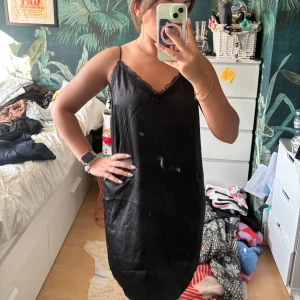 Svart miniklänning  - Söt svart miniklänning med broderier. Super luftig och skön i materialet.