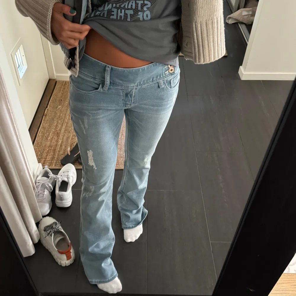 Säljer dessa så snygga blåa utsvängda jeansen❣️❣️. Jeans & Byxor.