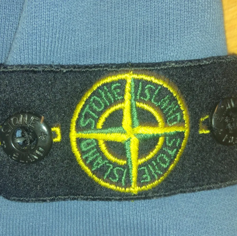 Stone island tröja junior i storlek 170. Den är i ljusblå färg, är i bra skick och inga defekter.. Tröjor & Koftor.