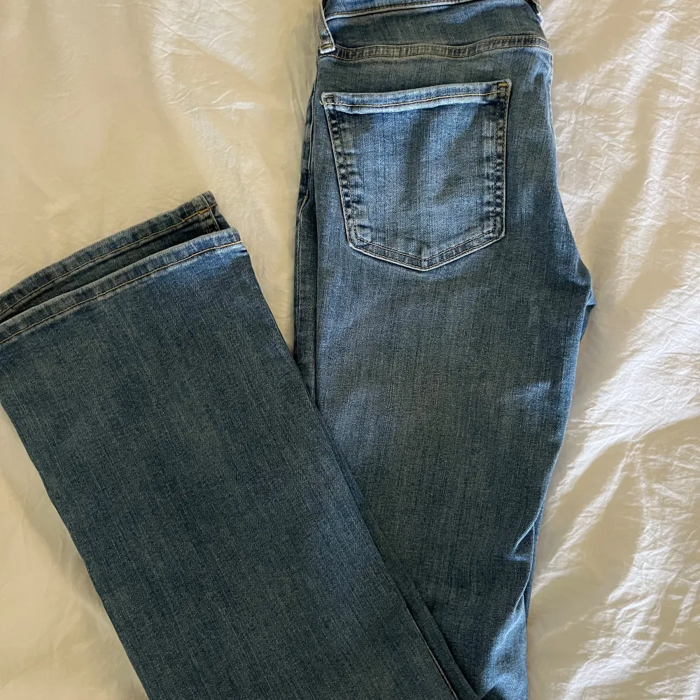 Snygga lågmidjade jeans i storlek 34. Säljer då de inte kommer till användning. Använda fåtal gånger. Bra längd på mig som är 165 cm men kan passa något kortare/längre. (Bild 1 är lånad).. Jeans & Byxor.