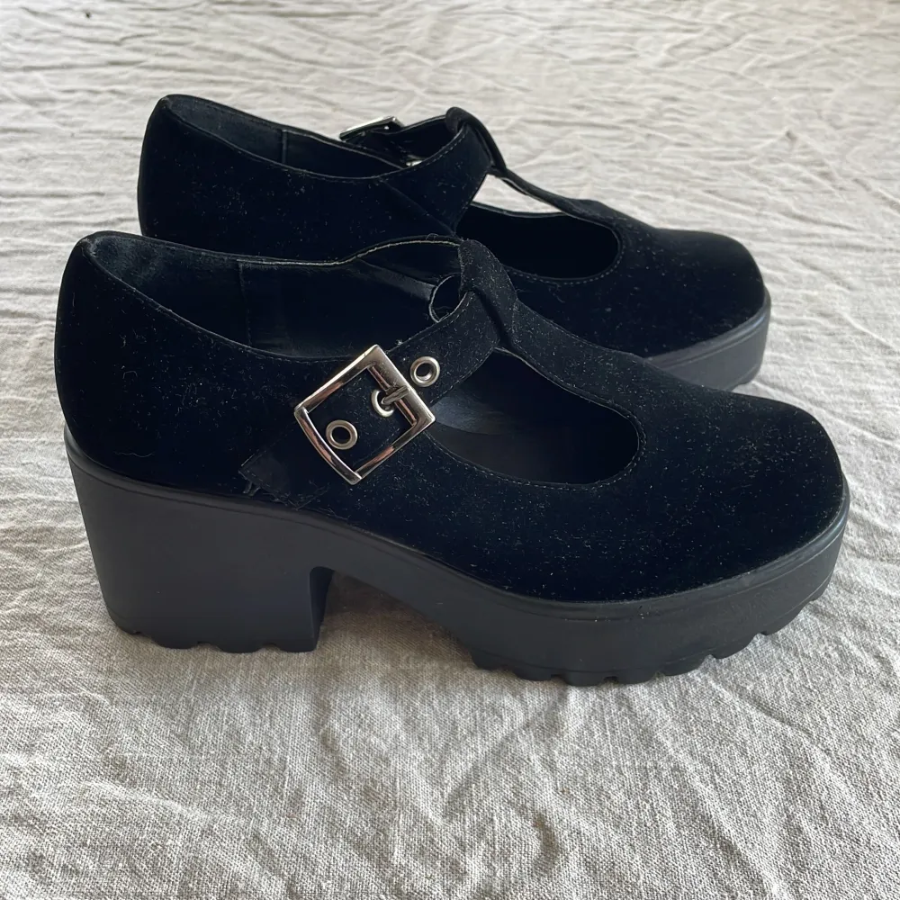 SAI BLACK MARY JANE SHOES 'SUEDE EDITION'   Använda endast 1 gång, storlek 37. Skor.