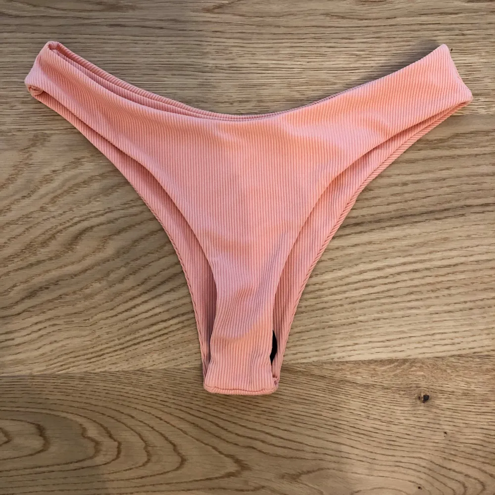 Oanvänd bikini från Zaful. Både överdel och underdel i storlek S. Något liten i storleken. Etikett och hygienlapp sitter kvar från inköp. Överdelen kommer med uttagbara inlägg. Färgen är persikofärgad.. Övrigt.