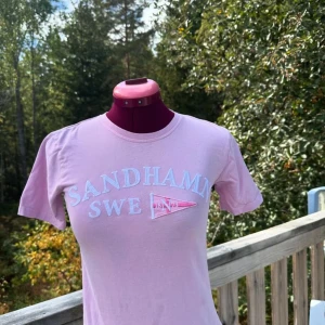Sandhamns tröja  - Toppen skick! Bara ett pytte litet håll där bak som man knappt ser.