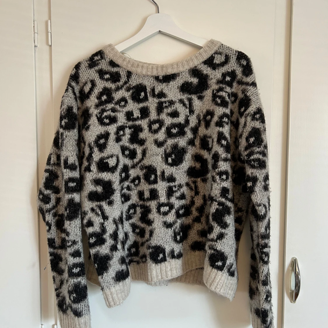 Leopard stickad tröja