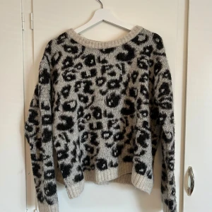 Leopard stickad tröja - Supermysig och snygg leopardtröja ifrån lindex! Använt skick men fortfarande superfin!🐆🐆🐆
