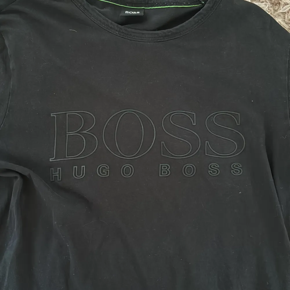 En snygg Hugo boss tröja med ett riktigt snyggt tryck, modellen av tröjan görs inte längre och är därför väldigt ovanlig. Vid fler frågor är det bara att skriva . T-paidat.