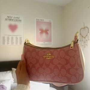 Coach shoulder bag  -  Rosa mini coach shoulder bag 💕