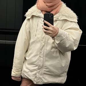 Oversized vit jacka - Cool jacka som har använts under vintrarna tillsammans med stora, tjocka tröjor. Finns plats för många varma lager där under! Även fickorna är rymliga. Jackan är fortfarande i fint skick. 