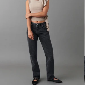 Low straight jeans - Jeans från gina i fint skick. Lite slitiga där nere på benen men inte så jätte mycket, de är lite missfärgade, har blivit LITE ljusare💞  De kostar 499 men jag säljer för 199!  Passar någon som är 160-166. Är 166 själv och de är lagom långa för mig. 