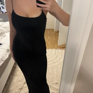 Svart långklänning  - svart långklänning från Supre (australiensk butik)  Använd EN gång! Så VÄLDIGT bra skick  Liten slits där bak STORLEK S men passar mig som bär M  Nypris runt 500