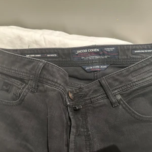 Jacob cohen jeans - Svarta, inga hål eller liknande