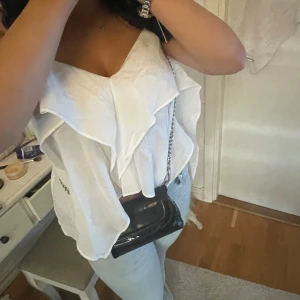 Volang linne - Jätte fin volang linne säljer då den är lite för stor på mig(inte jag på bilden) jag har vanligtvis xs/s och denna top är i storlek S. 
