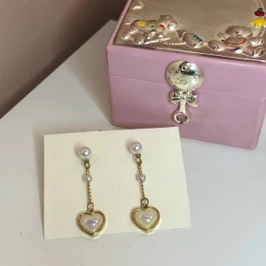 Hjärtformade örhängen - Vackra hjärtformade örhängen i guldfärg🤍 Aldrig använda.