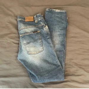 Nudie Jeans - Säljer nu dessa riktigt feta Nudie jeans i modell grim trim. Jeansen är i riktigt bra skick och köpts från deras hemsida, nypris ligger runt 1700