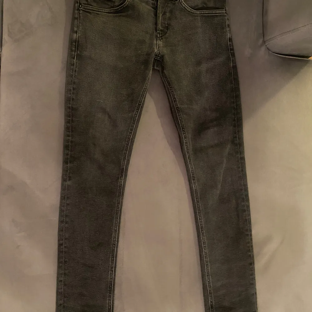 Säljer nu ett par feta dondup George jeans till ett väldigt bra pris! Det är en mörk grå/svart väldigt eftertraktad färg! Tveka inte att skriva vid minsta fråga eller fundering!! . Jeans & Byxor.