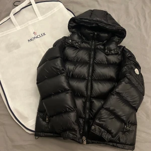 Moncler maya, size 2 - Moncler maya jacka 1 av 1 i size 2/M Använd en vinter bara men är fortfarande i mycket bra skick, reserv knapp inklusive dust bag ingår.  Skriv gärna om ni har några frågor🙌🏻 Priset kan dessutom diskuteras  (Försöker hjälpa en kompis att sälja den)