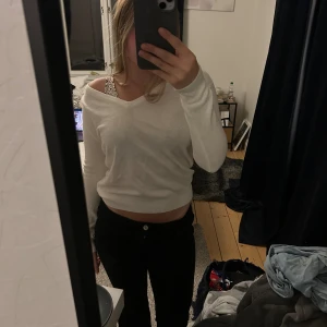 Vit stickad - Vit stickad v-ringad tröja från Gina 😻💋