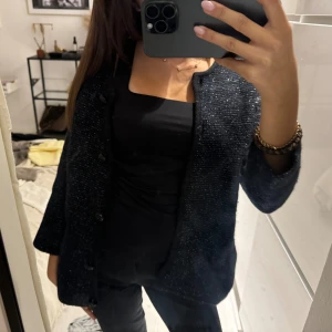 Glittrig kofta - Superfin marin blå glittrig kofta som är köpt secondhand. 