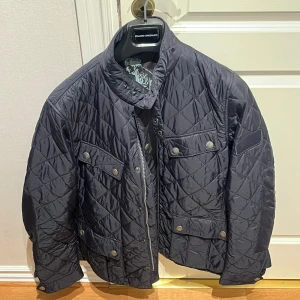 Barbour Jacka - Stabil och snygg Barbour jacka som knappt används. Storleken är L. Nypris ca : 2400