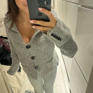 Stickad kofta - En stickad kofta med knappar. 🥰