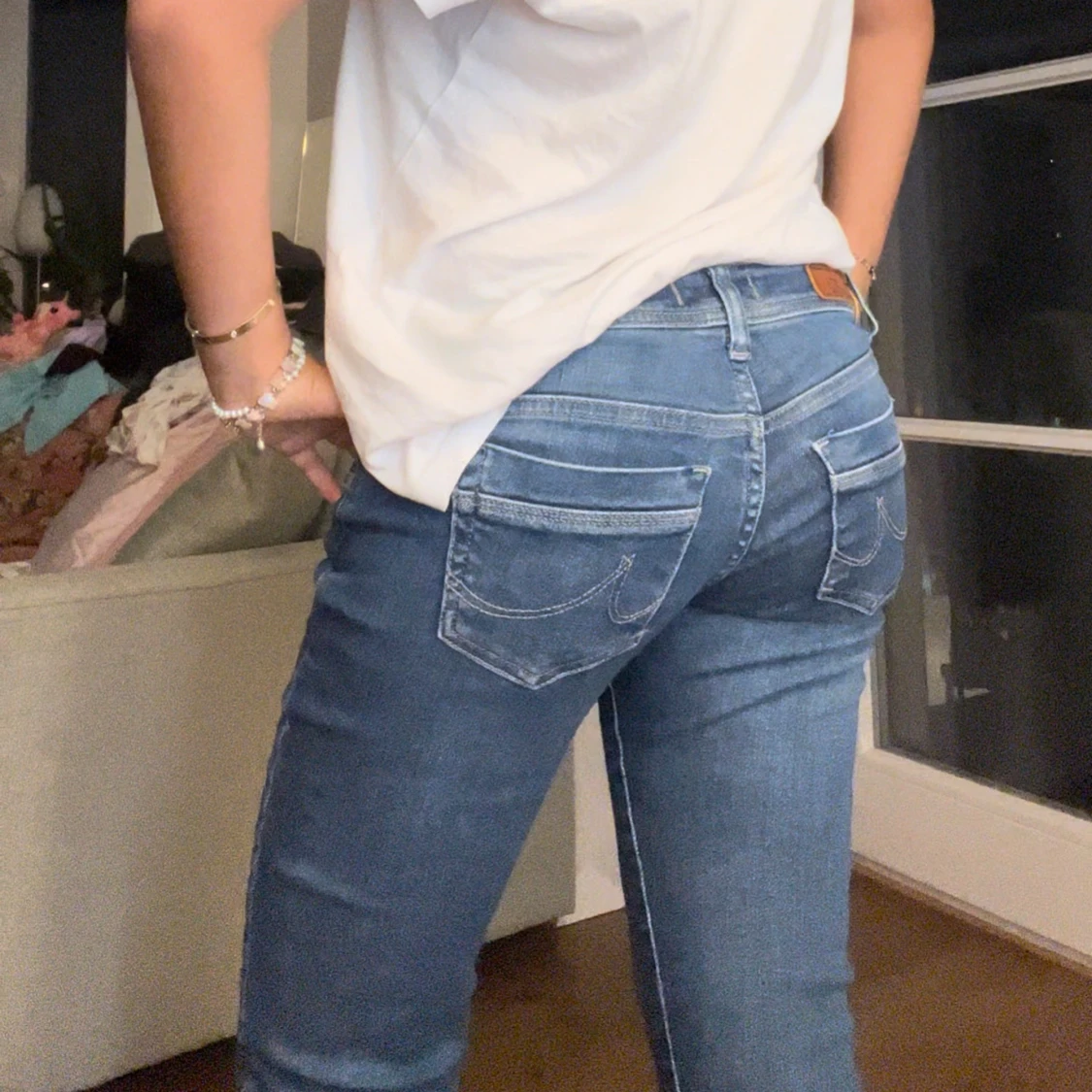 As snygga lågmidjade, mörkblåa jeans från ltb  - 91