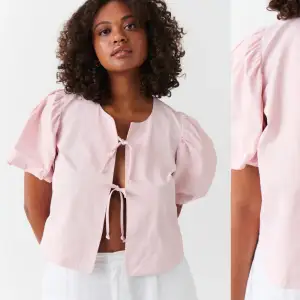 Säljer min rosa puff sleeve blouse från Gina Tricot i storlek XS🩷 Endast använd några ggr så den är i fint skick, nypris 499kr